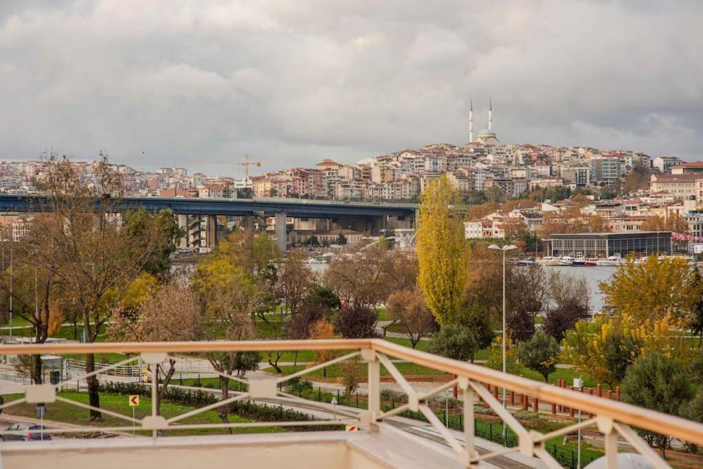 Waterfront Apartment By The Tram - Terrace With Dome & Golden Horn View In Fatih Istanbul Luaran gambar